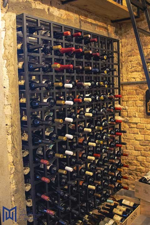 uma prateleira de garrafas de vinho