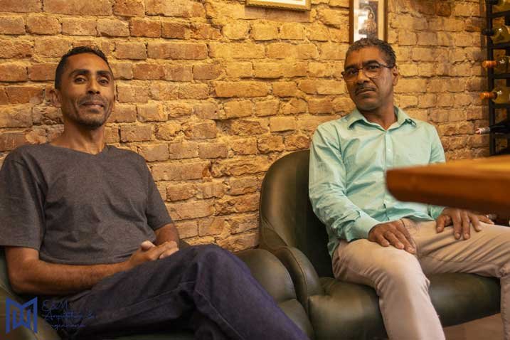 dois homens sentados em cadeiras